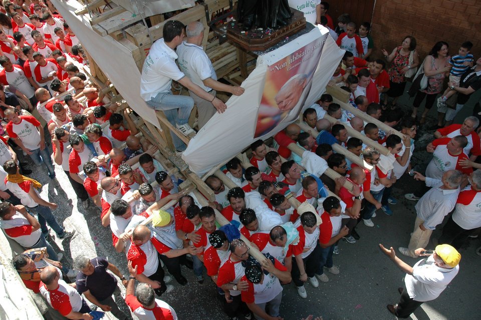 Questa immagine ha l'attributo alt vuoto; il nome del file è festa-del-giglio-2012-1.jpg